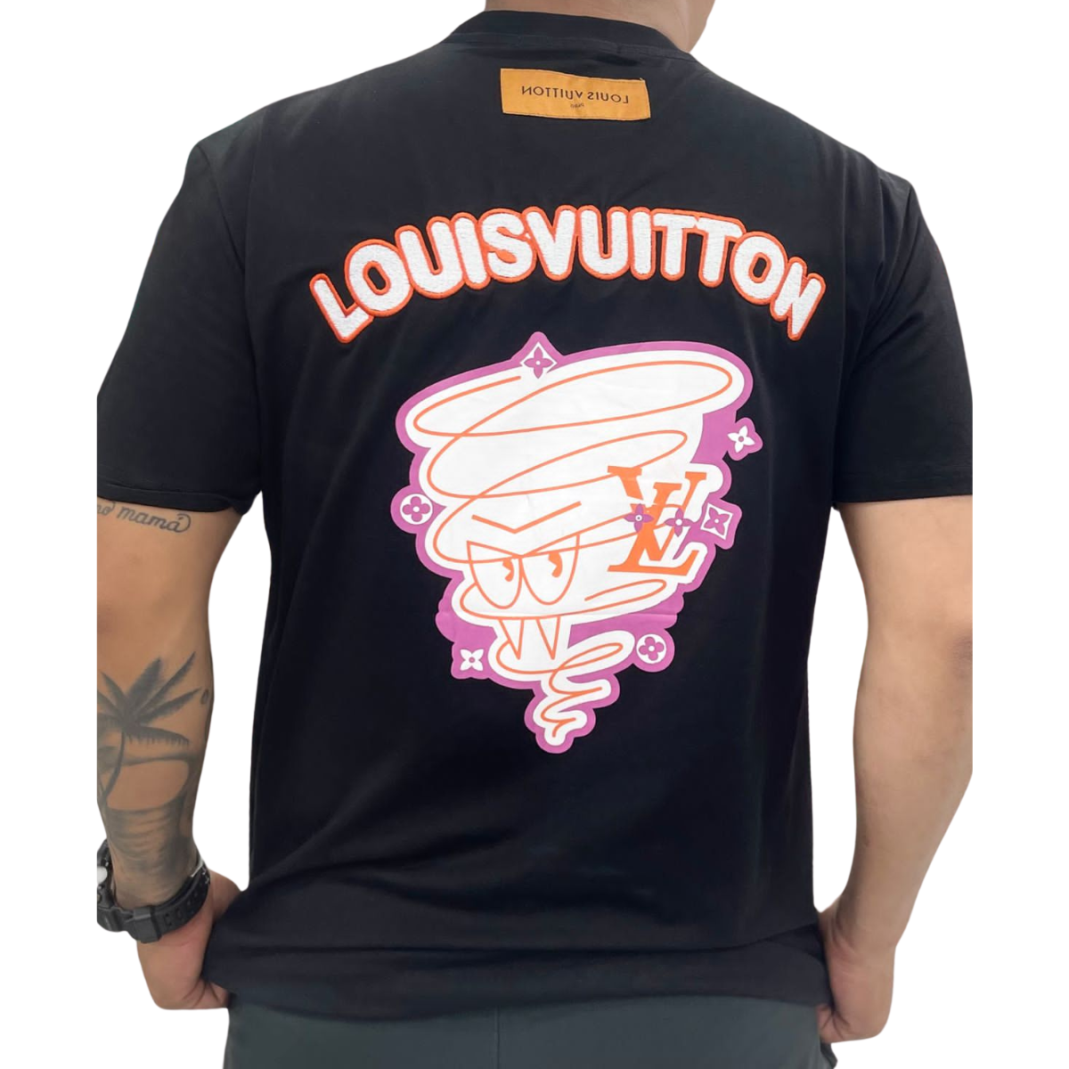 Comprar Camiseta Louis Vuitton Playera Hombre. En Onlineshoppingcenterg, te ofrecemos la mejor selección de camisetas Louis Vuitton para hombre, ideales para aquellos que buscan un estilo único y elegante. Si quieres comprar camiseta Louis Vuitton playera hombre, aquí encontrarás todo lo necesario para tomar una decisión informada y adquirir una pieza de lujo que destaque en cualquier ocasión.  ¿Por Qué Elegir una Camiseta Louis Vuitton para Hombre? Las camisetas Louis Vuitton combinan calidad, exclusividad y estilo. Cada prenda de la marca es conocida por su diseño innovador y atención al detalle, ofreciendo una experiencia de moda incomparable.  Ventajas de Comprar una Camiseta Louis Vuitton Material de Alta Calidad: Las camisetas están hechas de materiales duraderos y suaves al tacto. Estilo Exclusivo: Louis Vuitton diseña camisetas y camisas que son difíciles de igualar en estilo. Versatilidad: Ideales para combinar con cualquier atuendo, ya sea formal o casual. En nuestra tienda, Onlineshoppingcenterg, puedes encontrar desde una camiseta Louis Vuitton negra hasta una camisa de cuadros Louis Vuitton. Disponemos de una amplia variedad de estilos, colores y tallas para adaptarnos a tus necesidades.  Tipos de Camisetas Louis Vuitton Hombre Camisetas Básicas y Negras Si buscas una opción clásica y versátil, una camiseta Louis Vuitton básica o camiseta Louis Vuitton negra es perfecta para ti. Estas camisetas son elegantes y fáciles de combinar, siendo ideales para ocasiones informales y semiformales.